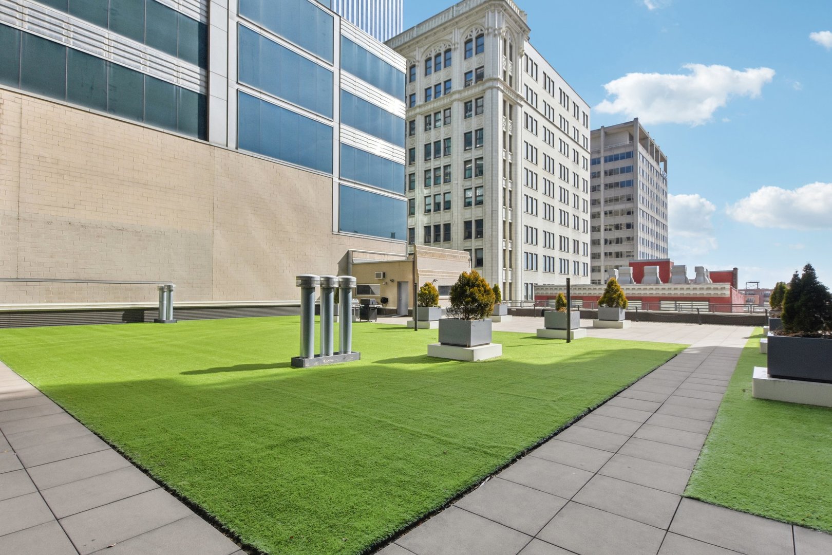 565 W Quincy Street Unit: 1711