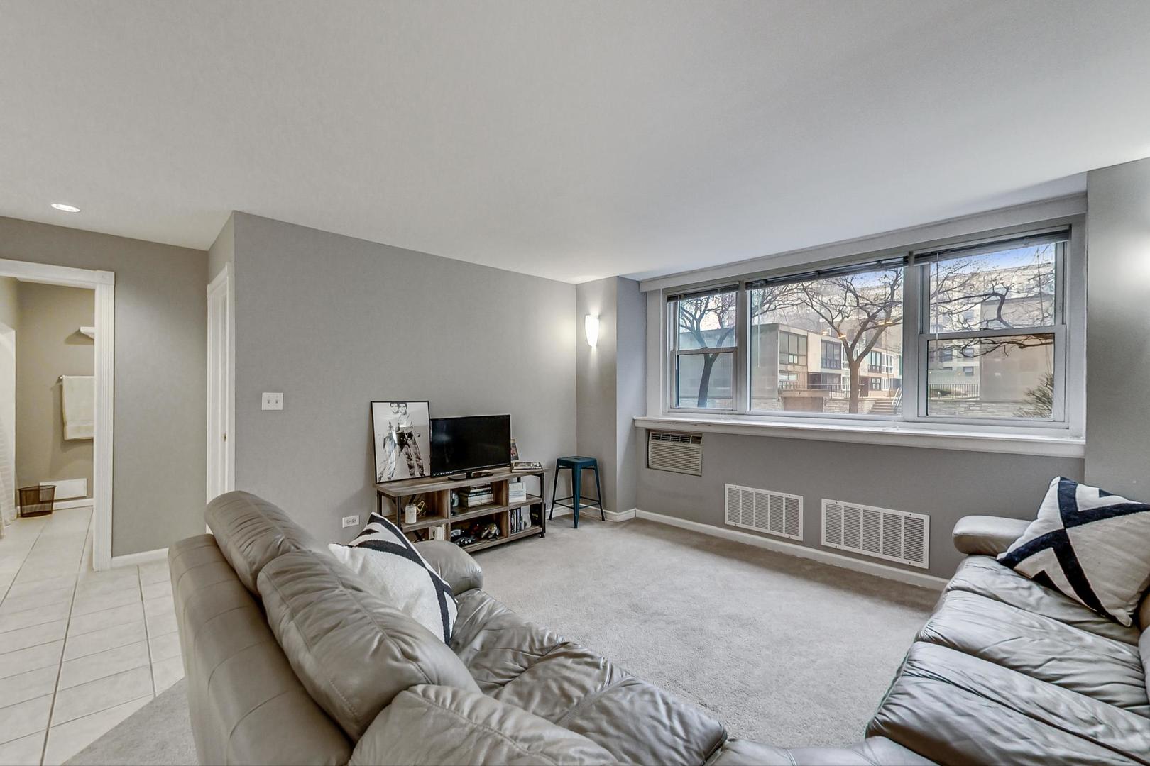 2909 N SHERIDAN Road Unit: 104