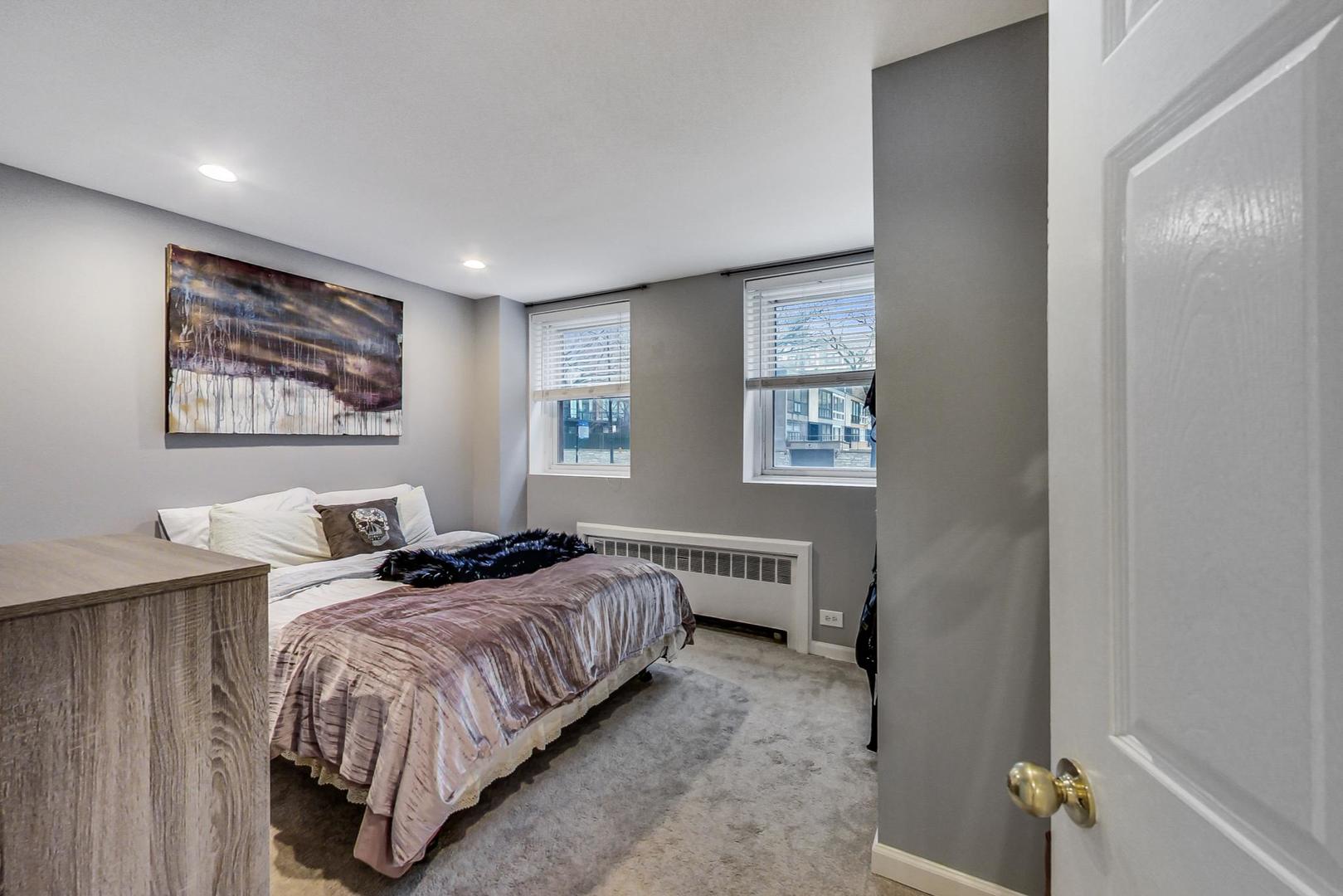 2909 N SHERIDAN Road Unit: 104