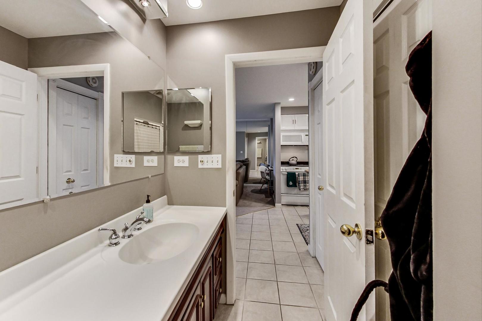 2909 N SHERIDAN Road Unit: 104