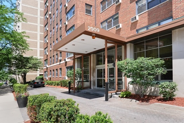 2909 N SHERIDAN Road Unit: 104