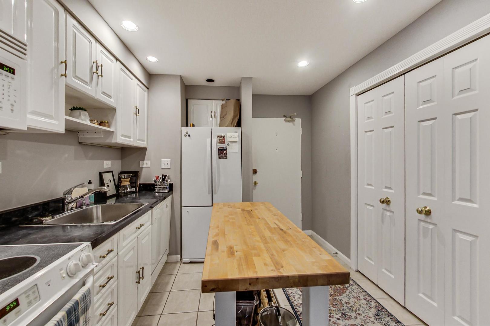 2909 N SHERIDAN Road Unit: 104