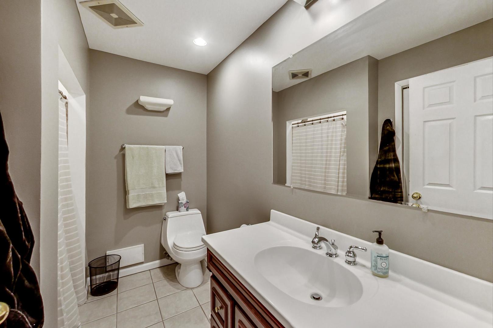 2909 N SHERIDAN Road Unit: 104