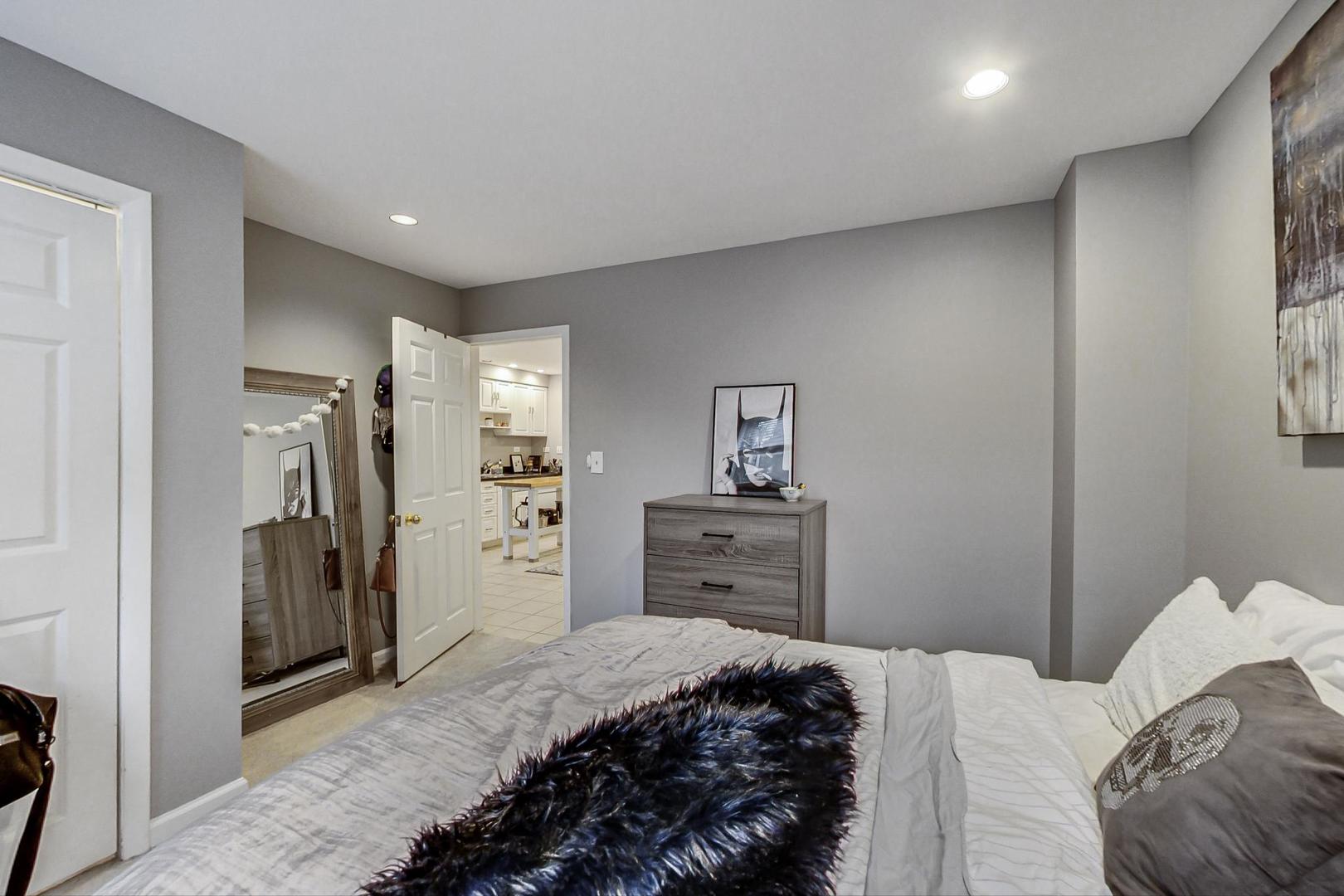 2909 N SHERIDAN Road Unit: 104