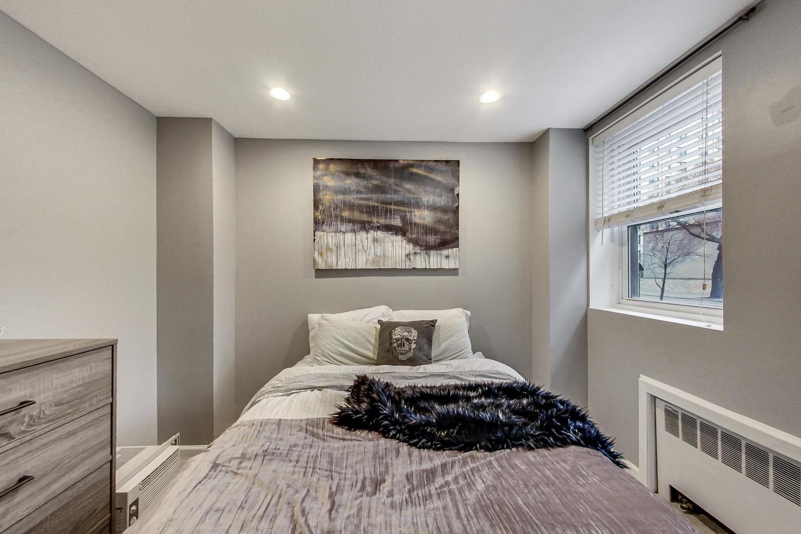 2909 N SHERIDAN Road Unit: 104