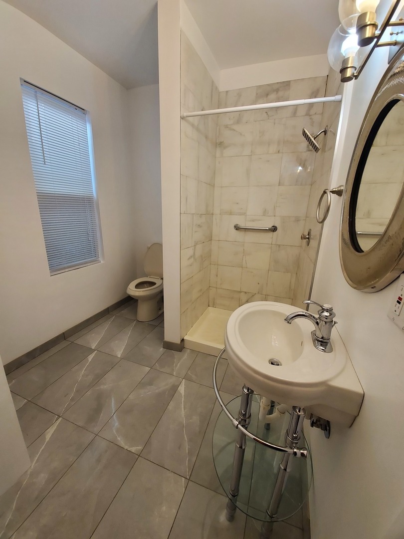2425 N CLYBOURN Avenue Unit: 2REAR
