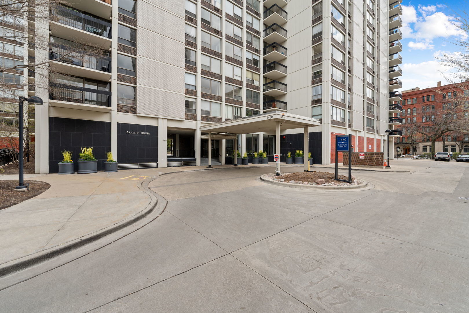 1460 N Sandburg Terrace Unit: 2810