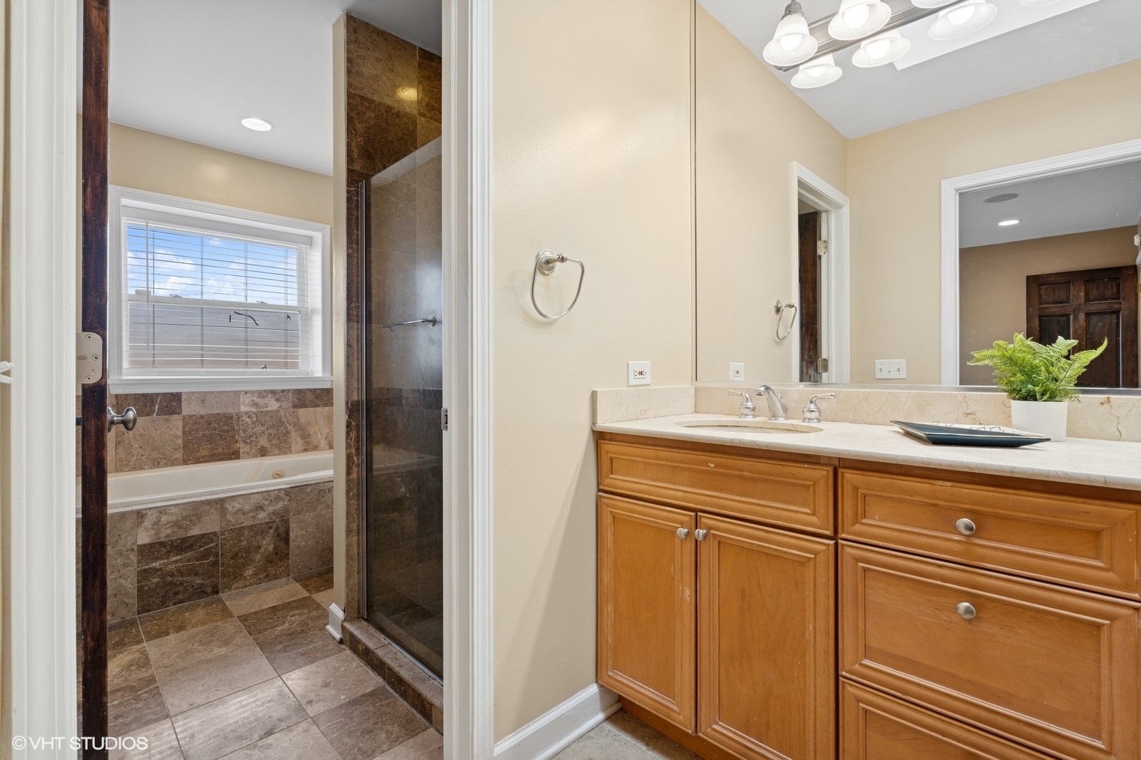 1546 N Hudson Avenue Unit: 3