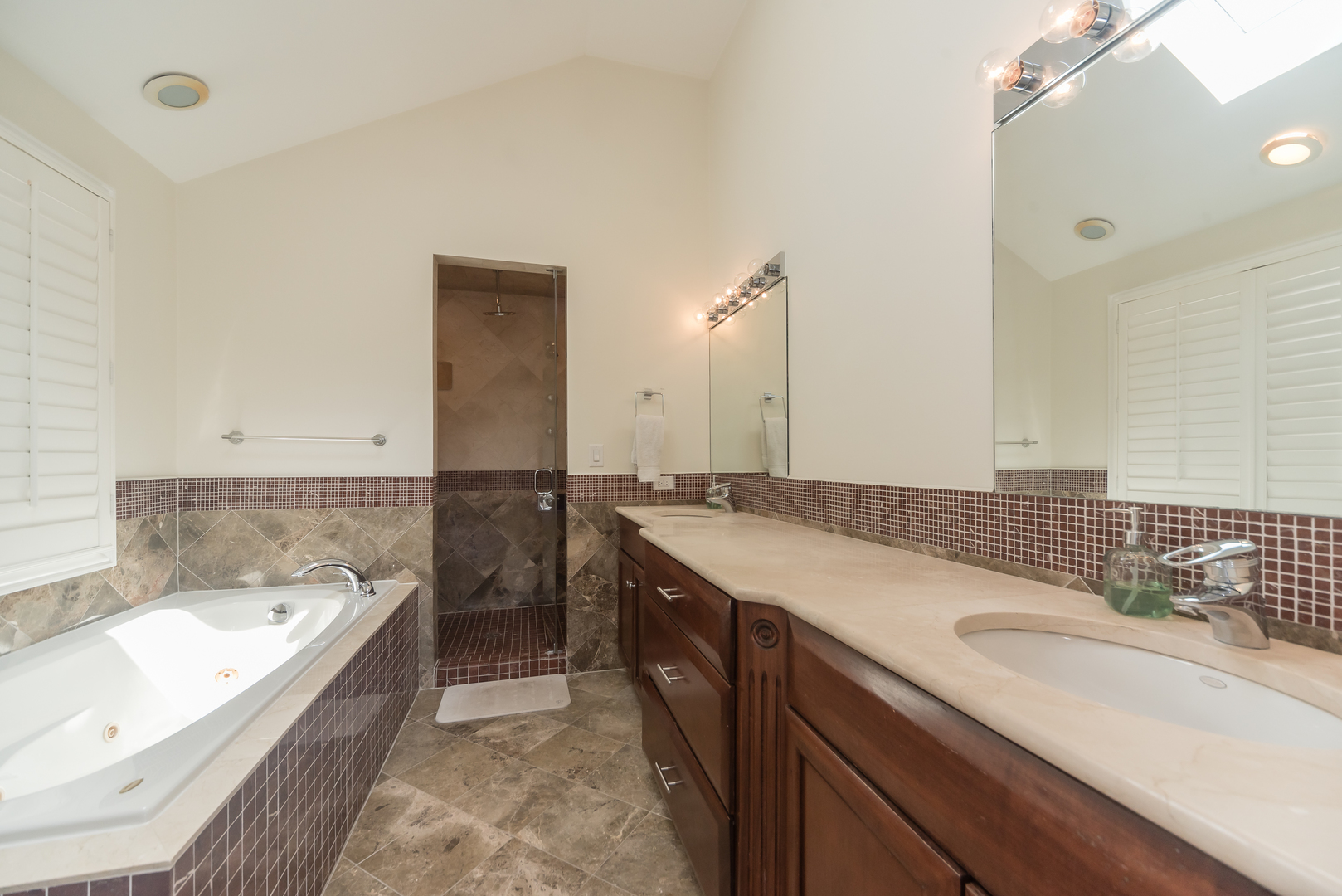 1615 W SUPERIOR Street