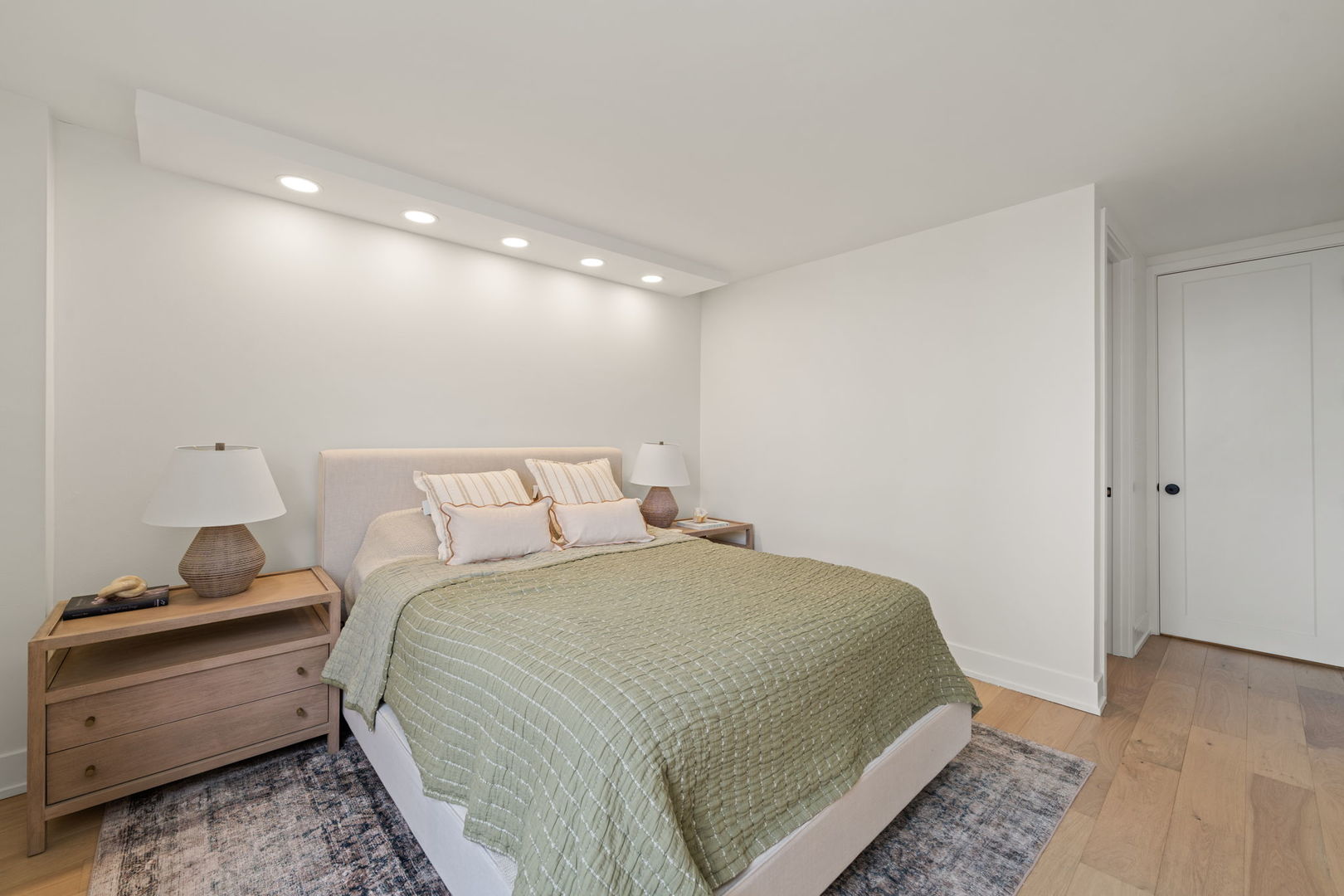 1460 N Sandburg Terrace Unit: 1610A