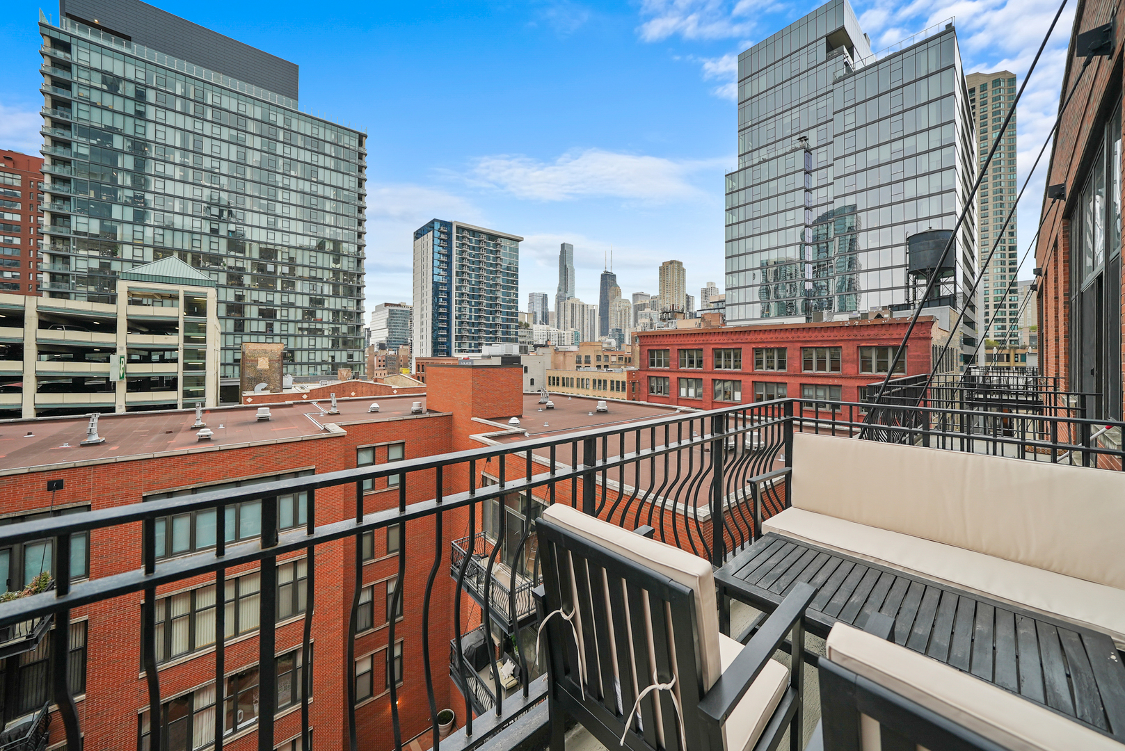 333 W Hubbard Street Unit: 608