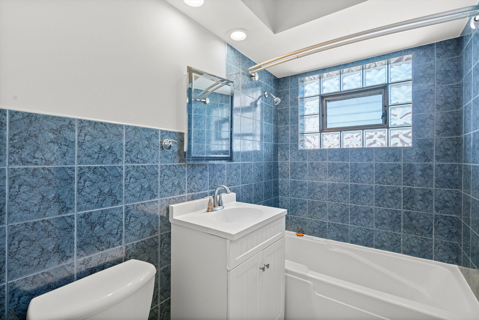 5516 W HIGGINS Avenue Unit: 2NE