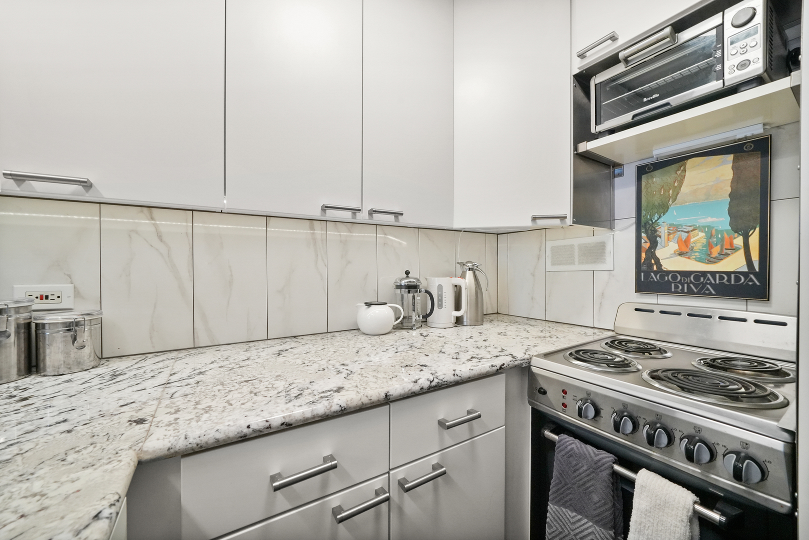 1221 N Dearborn Street Unit: 1407N