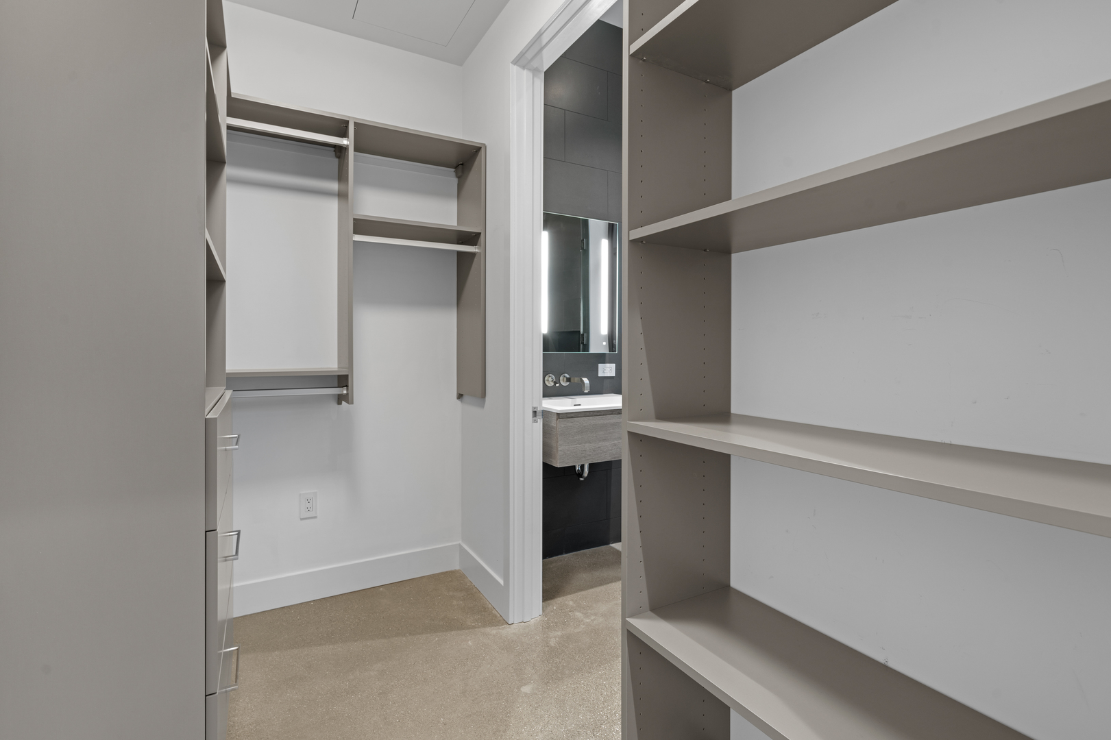 900 W Washington Boulevard Unit: 402