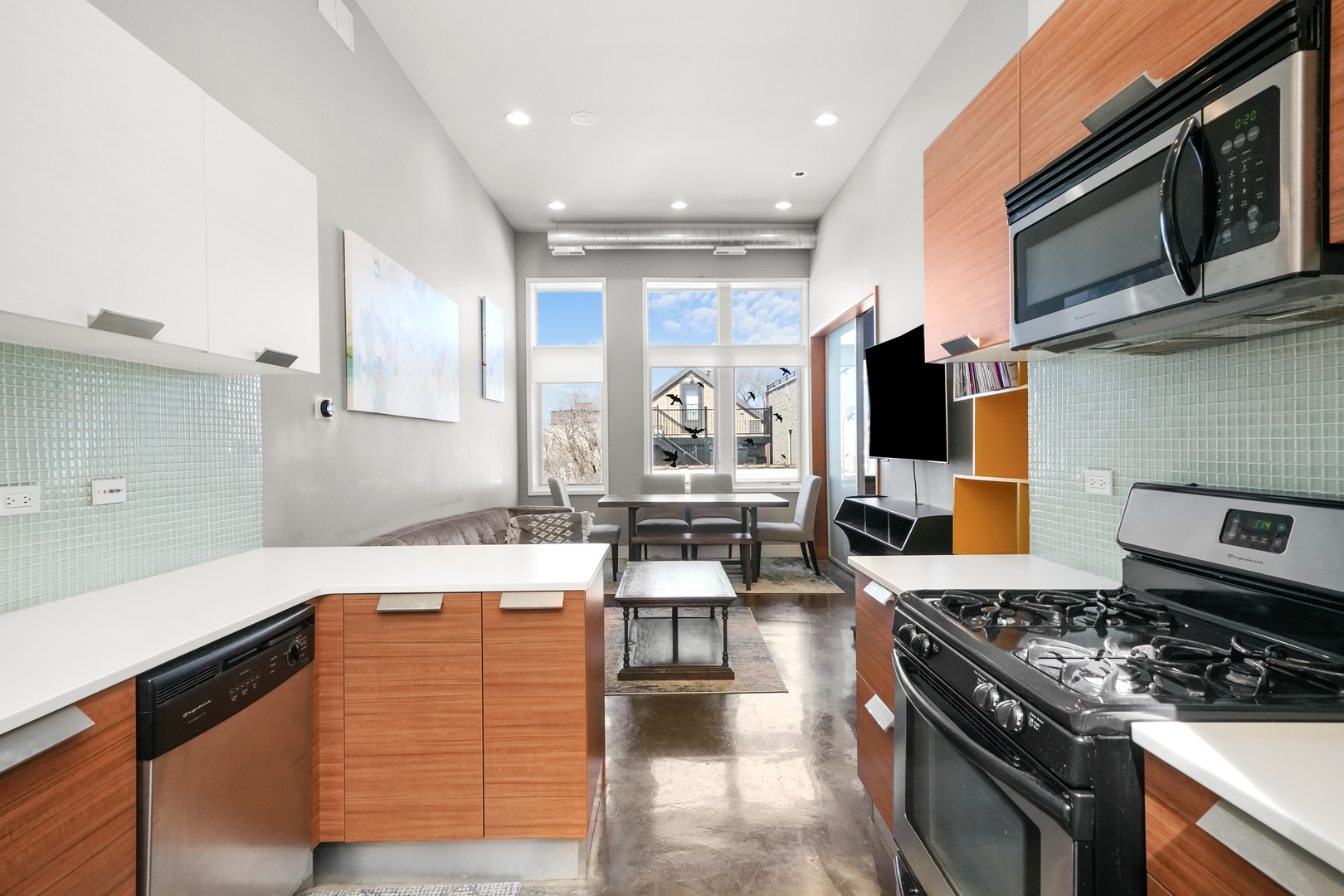 1375 N Milwaukee Avenue Unit: 2R