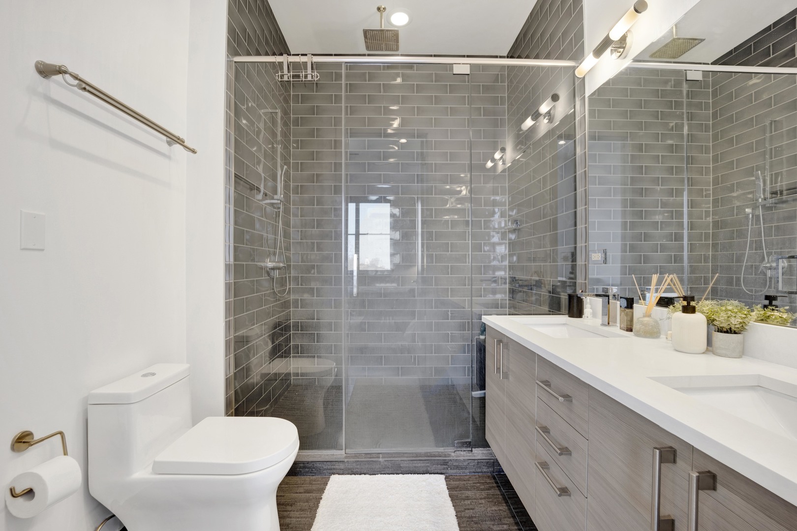 2550 W FULLERTON Avenue Unit: 4D