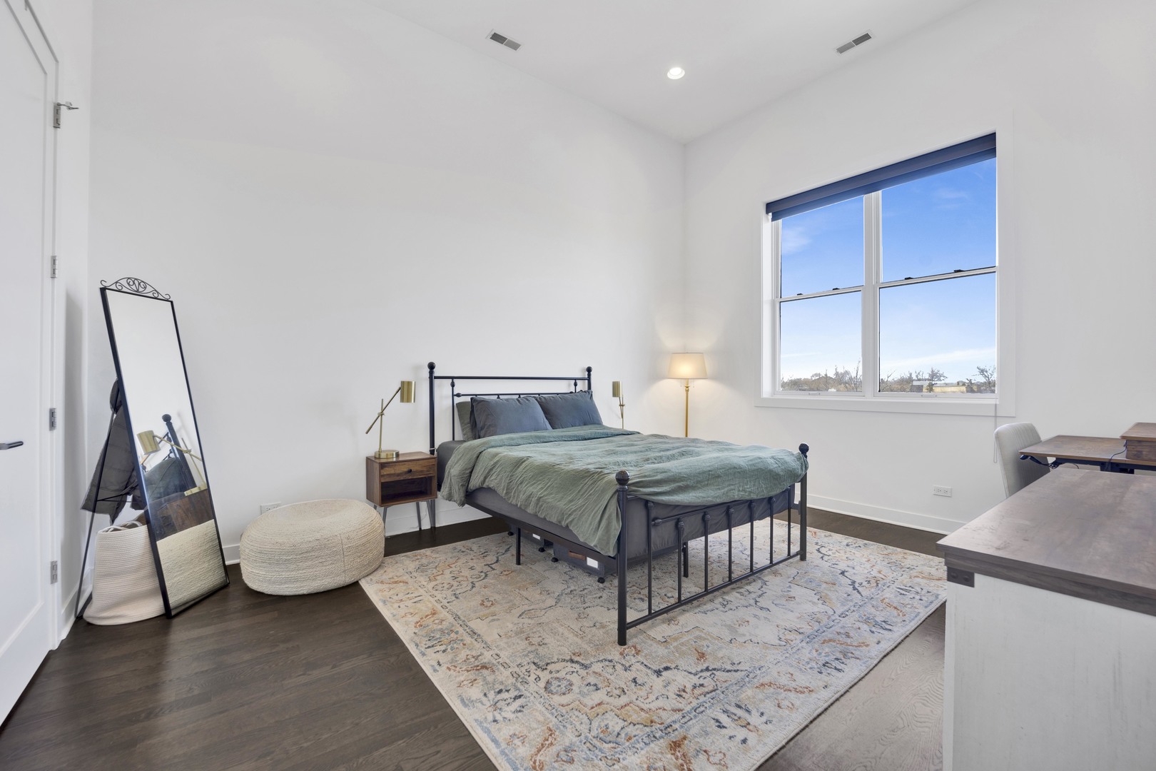 2550 W FULLERTON Avenue Unit: 4D
