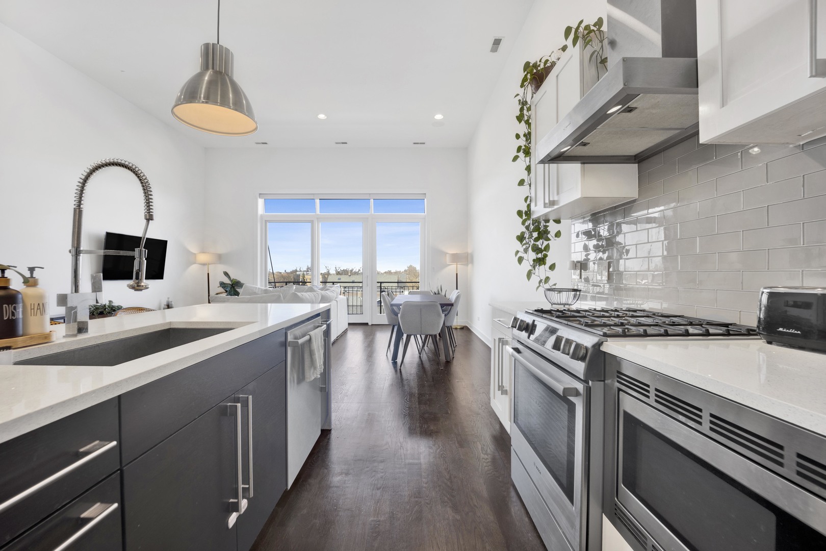 2550 W FULLERTON Avenue Unit: 4D