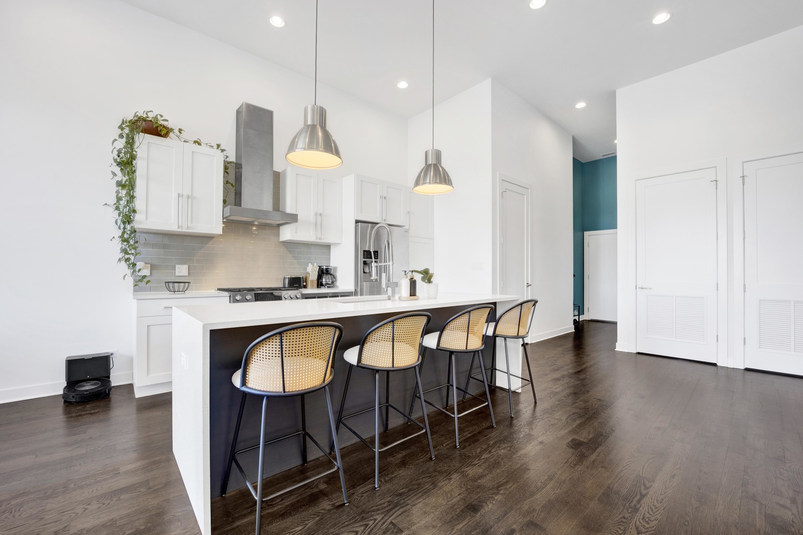 2550 W FULLERTON Avenue Unit: 4D