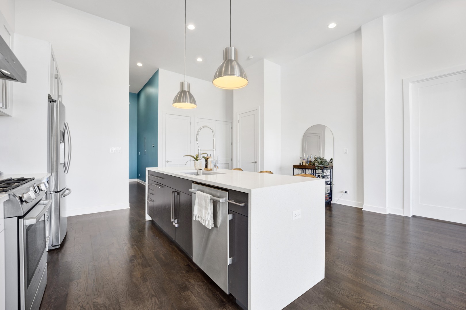 2550 W FULLERTON Avenue Unit: 4D