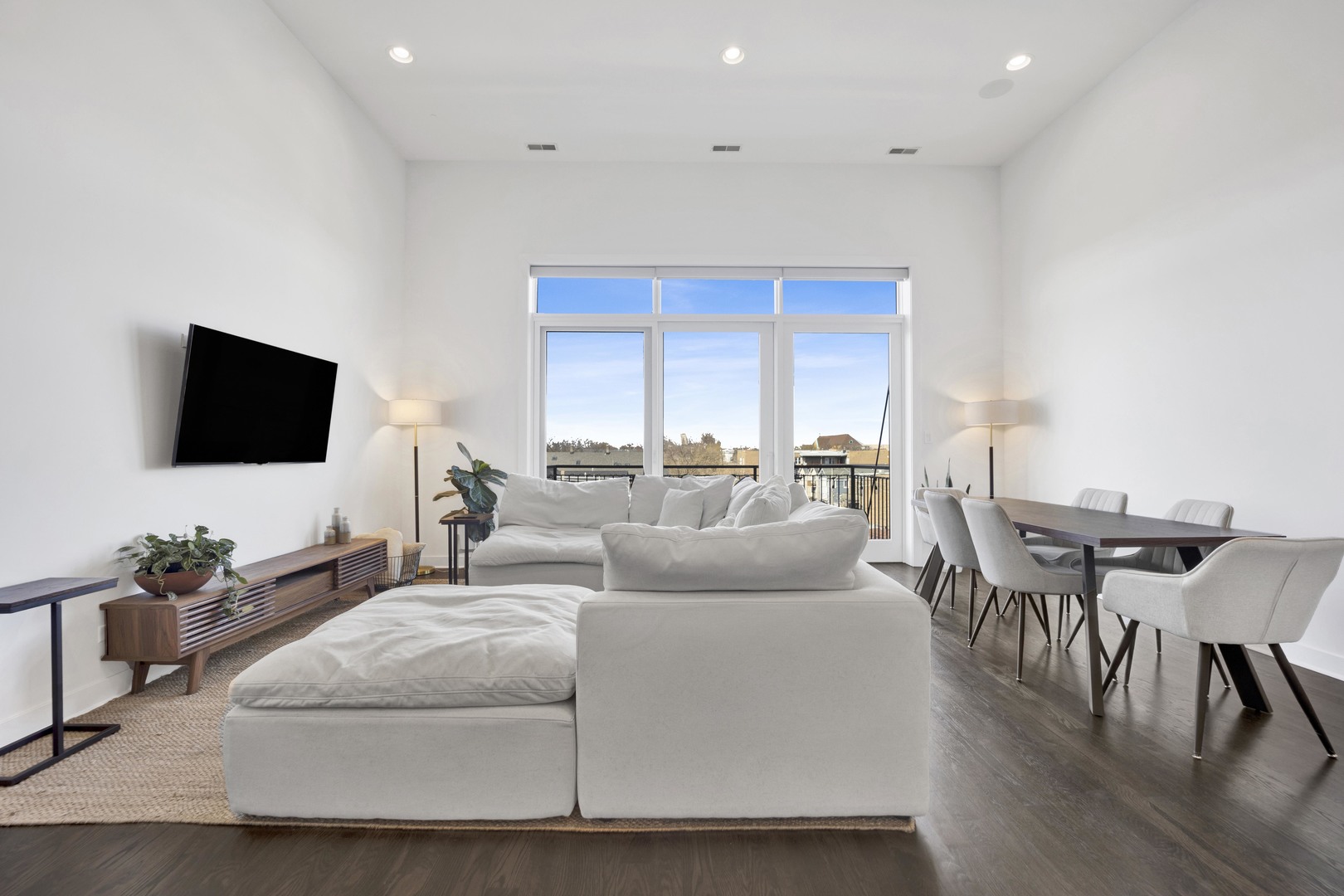 2550 W FULLERTON Avenue Unit: 4D