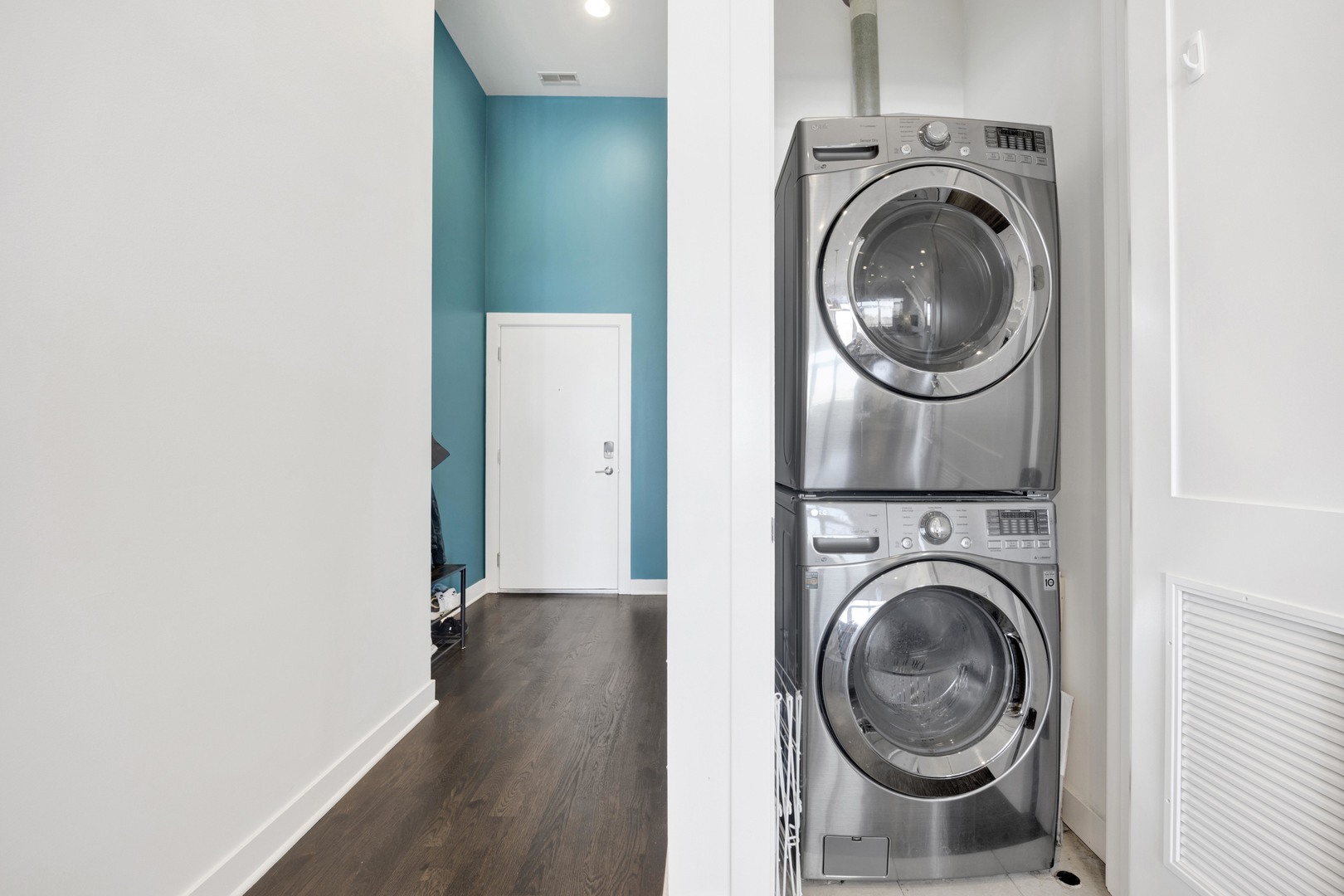 2550 W FULLERTON Avenue Unit: 4D