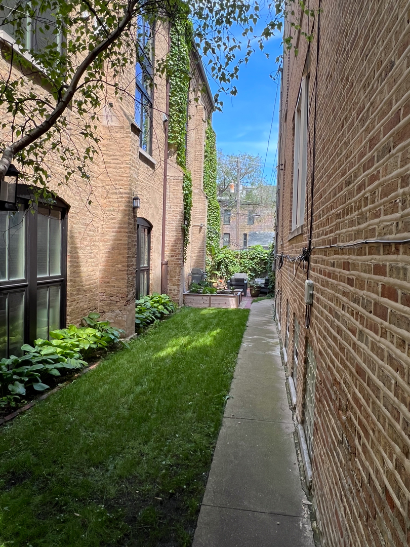 1547 N LEAVITT Street Unit: 3S