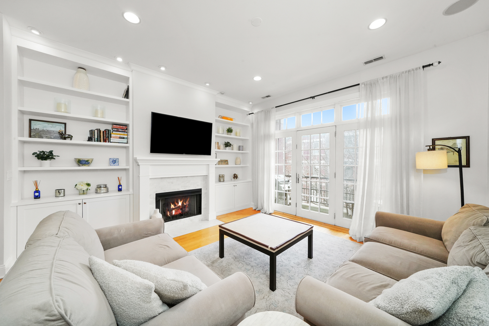 1931 N DAMEN Avenue Unit: 2N