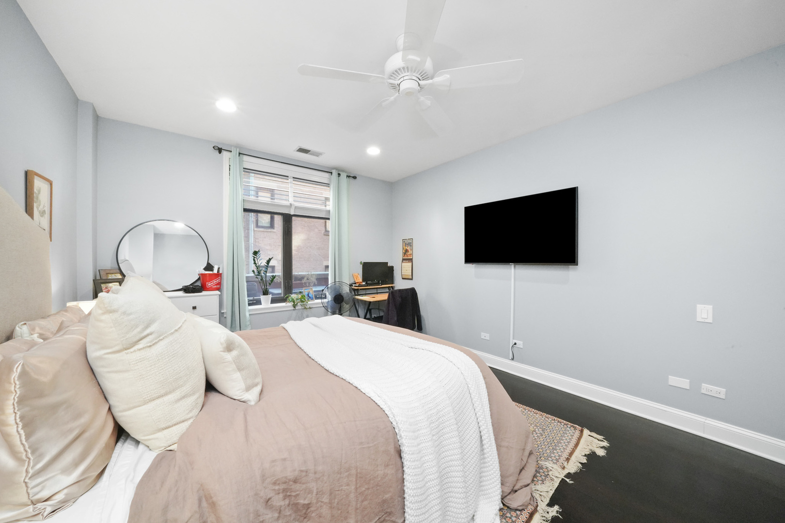 33 W Huron Street Unit: 301