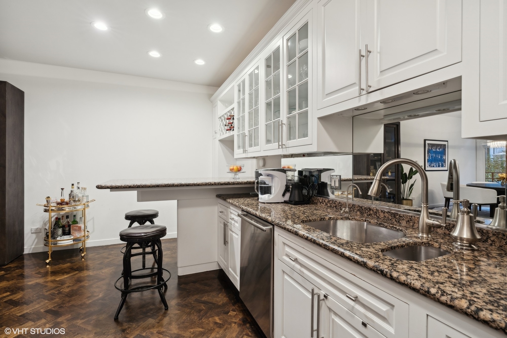 123 W Oak Street Unit: P