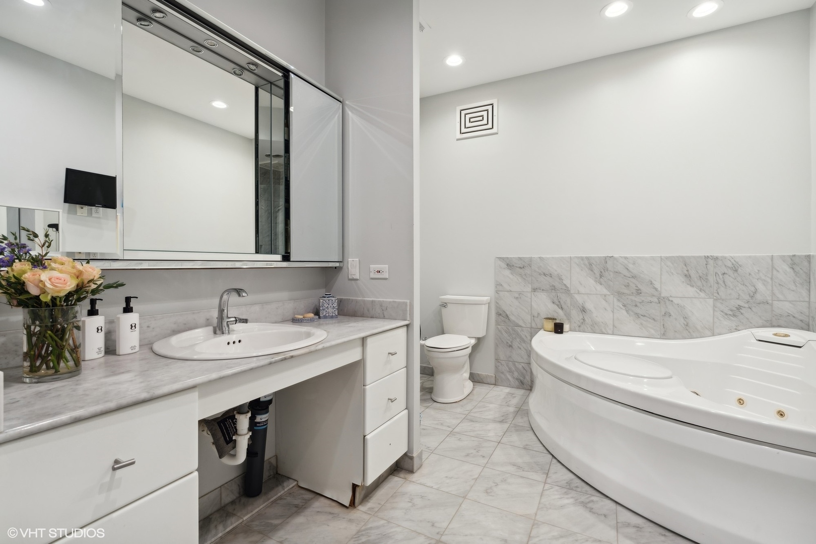 123 W Oak Street Unit: P