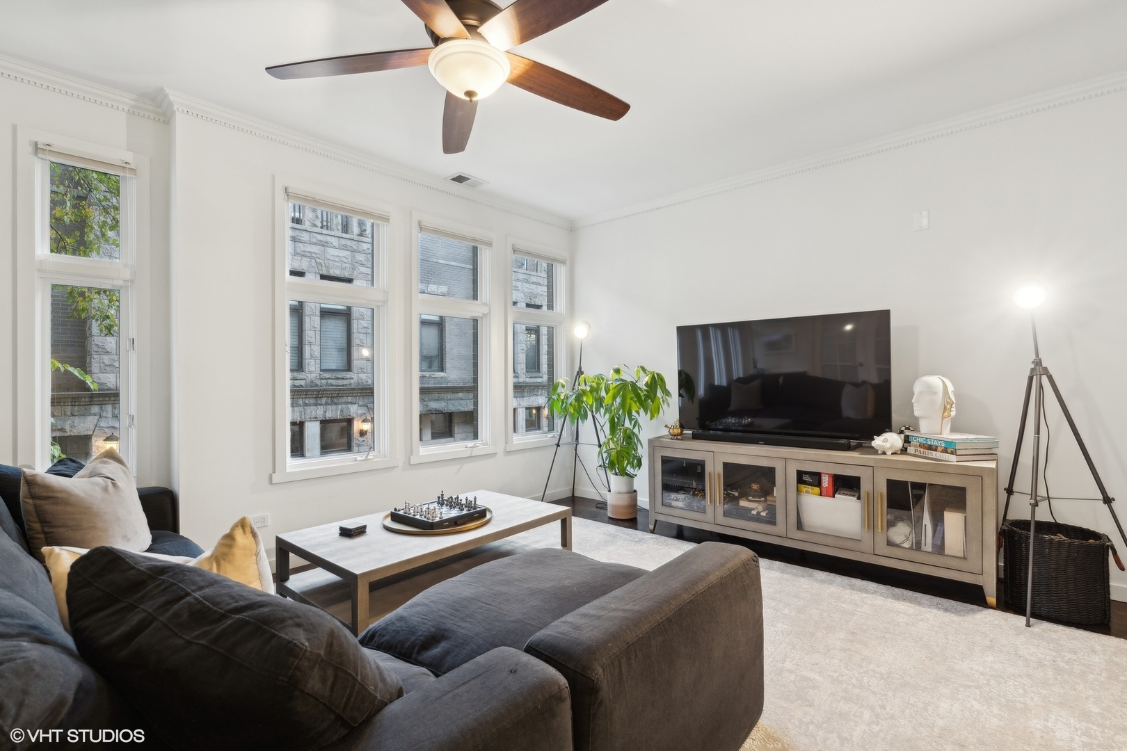 123 W Oak Street Unit: P