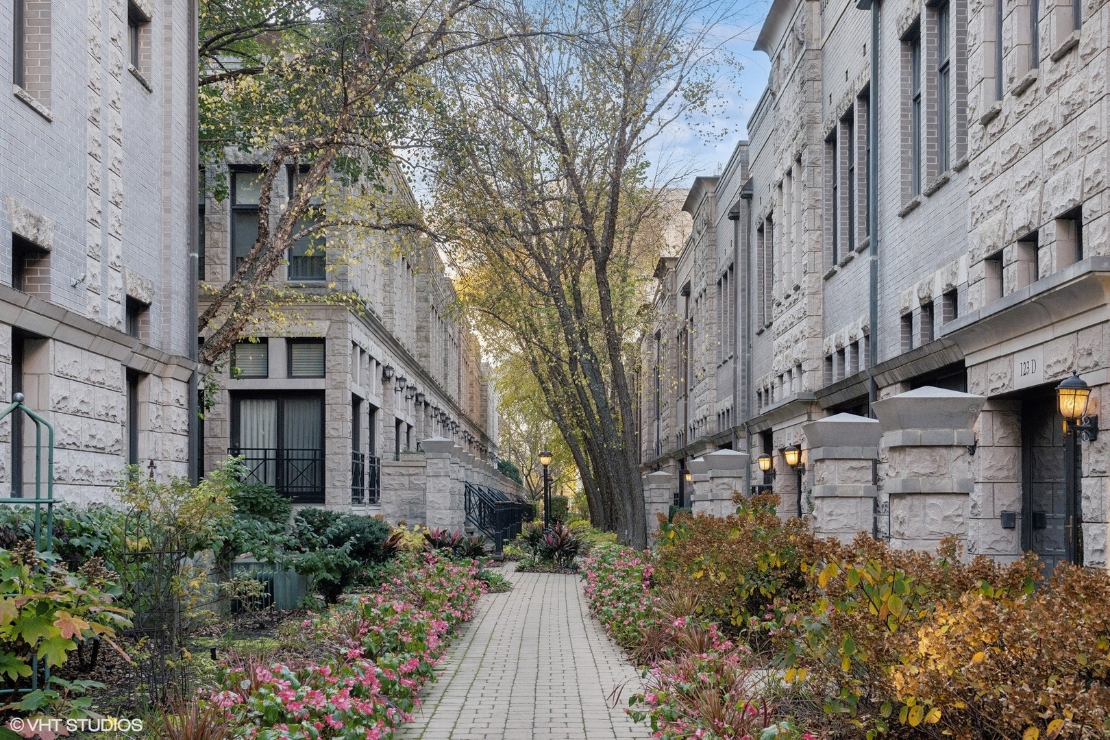 123 W Oak Street Unit: P