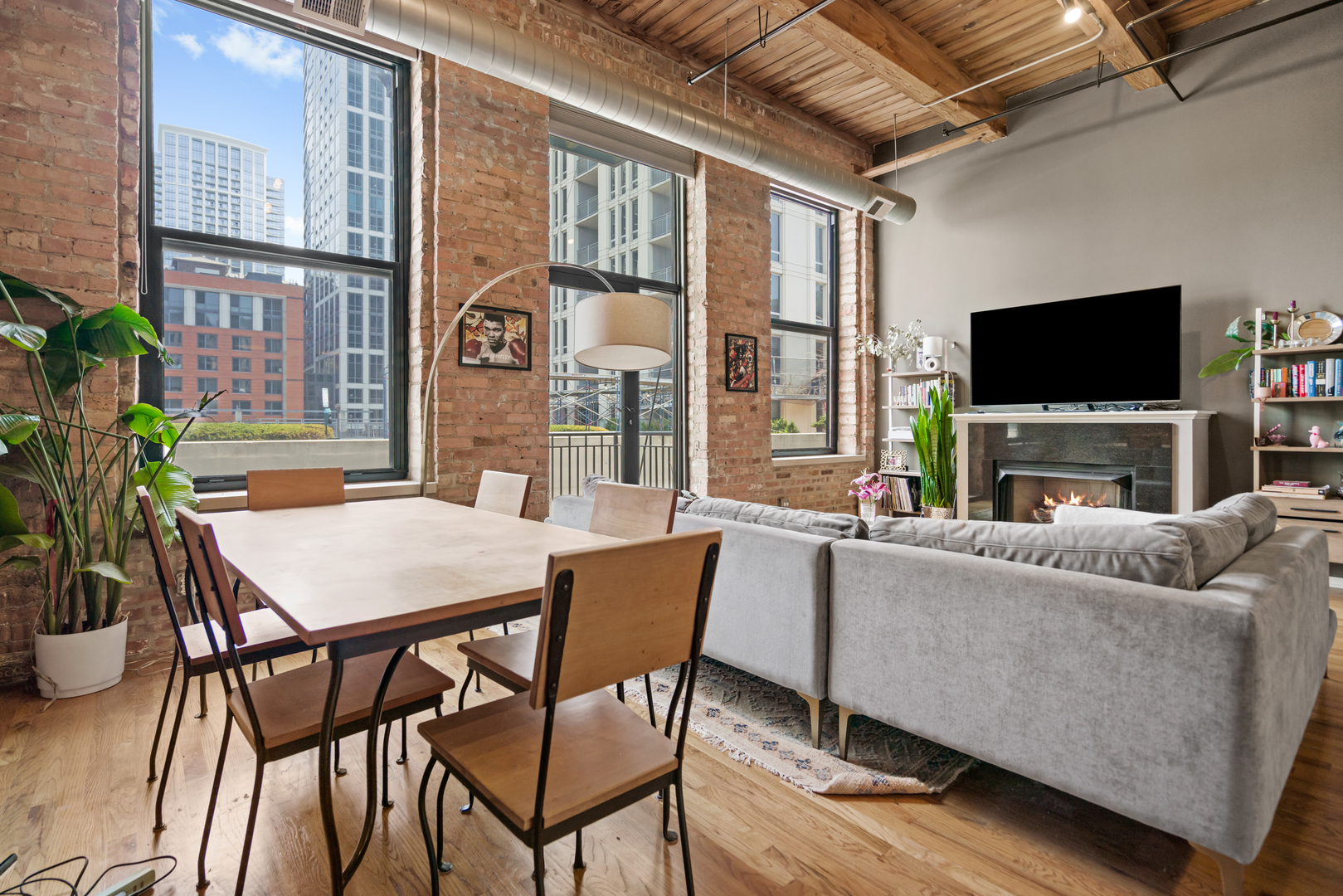 1243 S WABASH Avenue Unit: 404