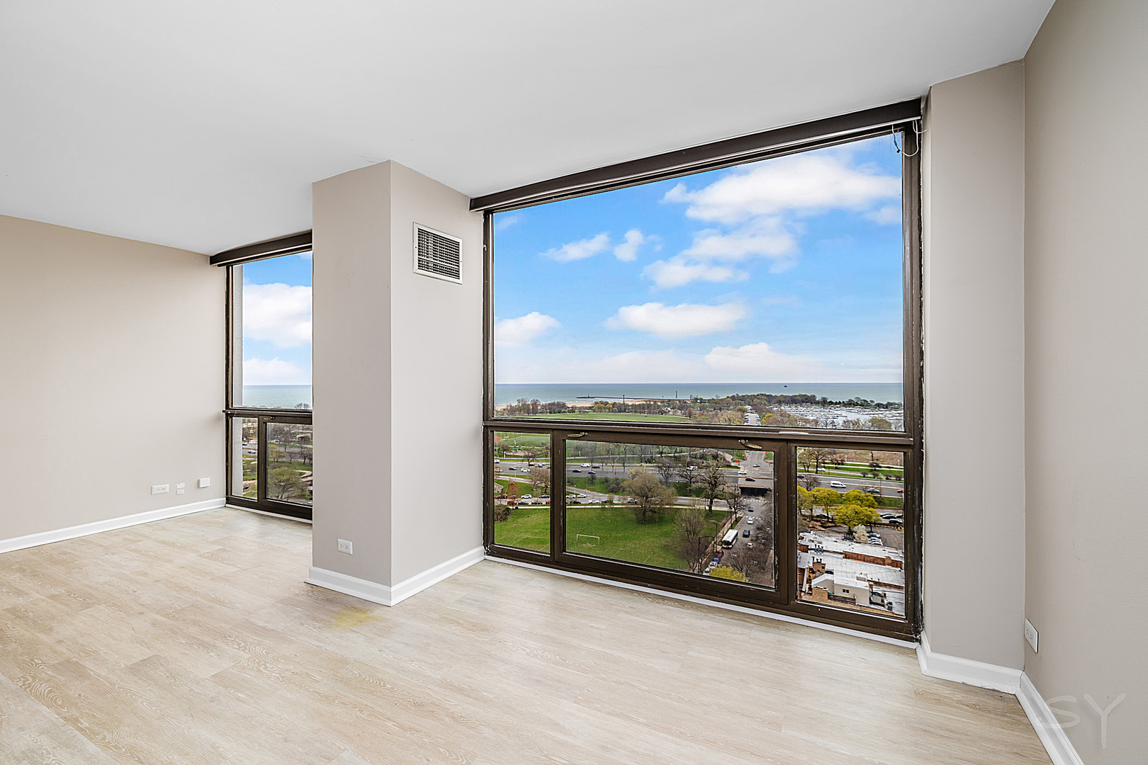 4343 N Clarendon Avenue Unit: 2016
