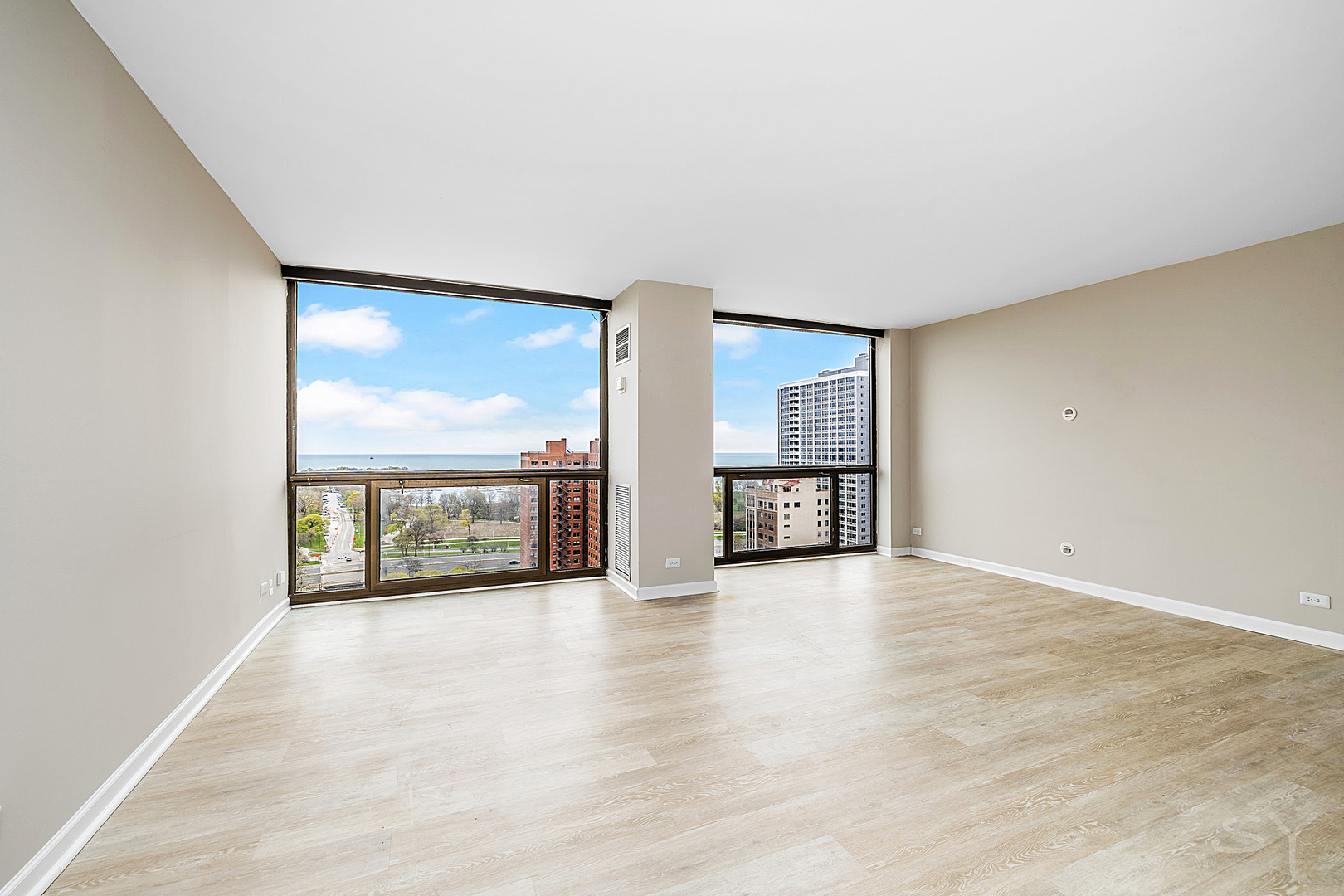 4343 N Clarendon Avenue Unit: 2016