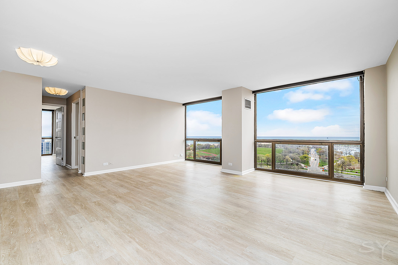 4343 N Clarendon Avenue Unit: 2016