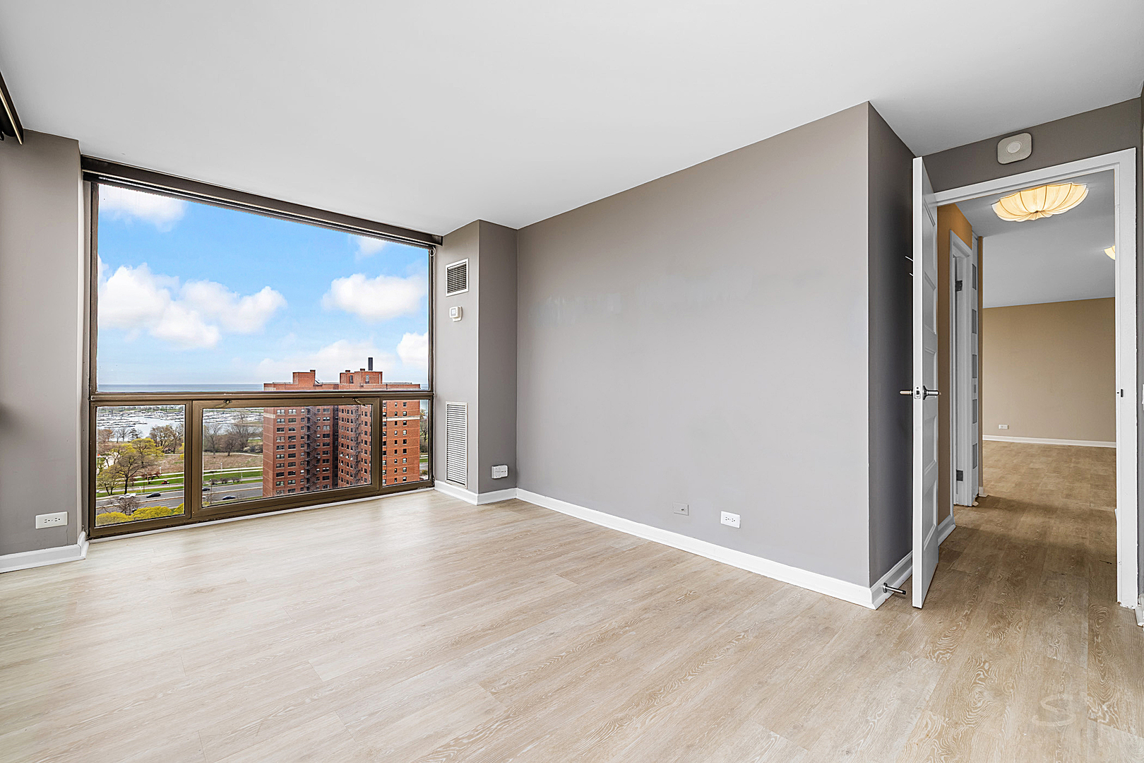 4343 N Clarendon Avenue Unit: 2016