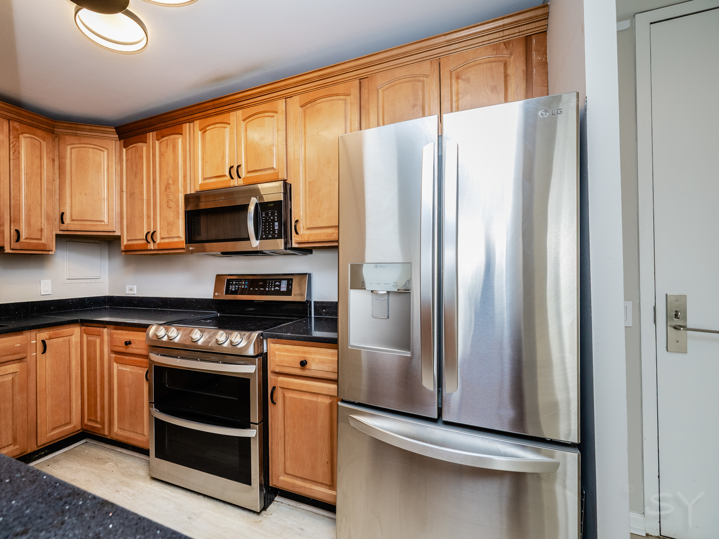 4343 N Clarendon Avenue Unit: 2016