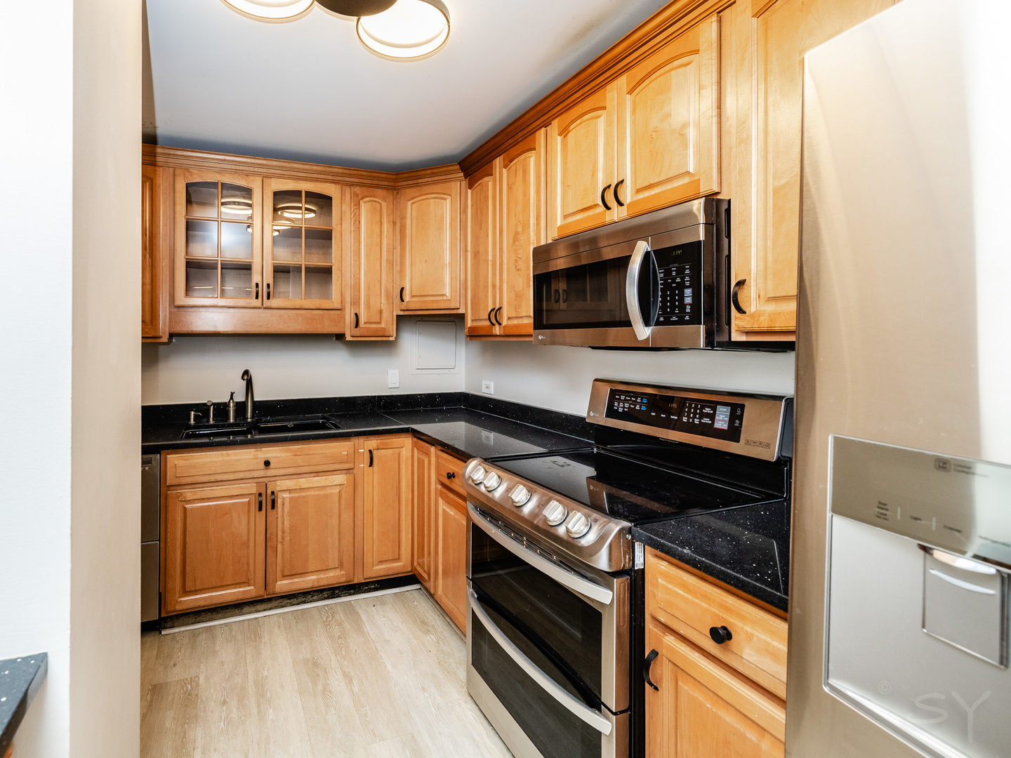 4343 N Clarendon Avenue Unit: 2016