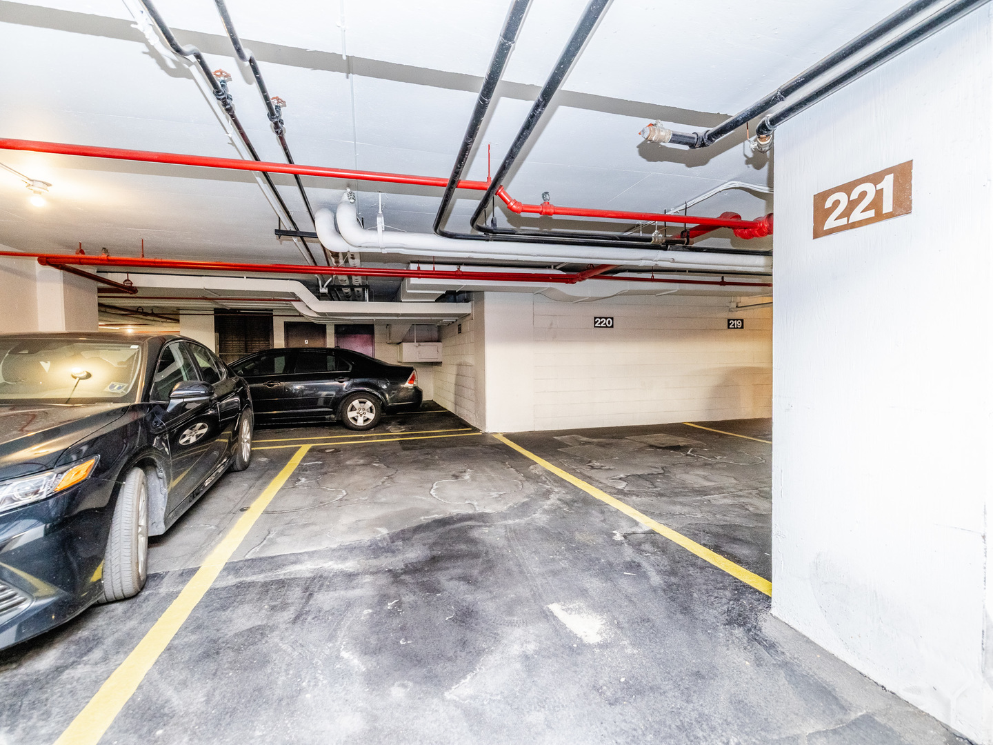 4343 N Clarendon Avenue Unit: 2016