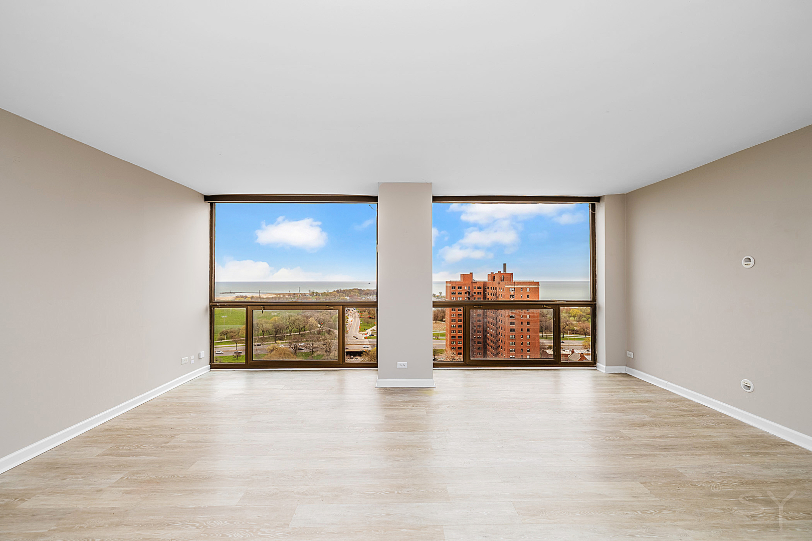 4343 N Clarendon Avenue Unit: 2016