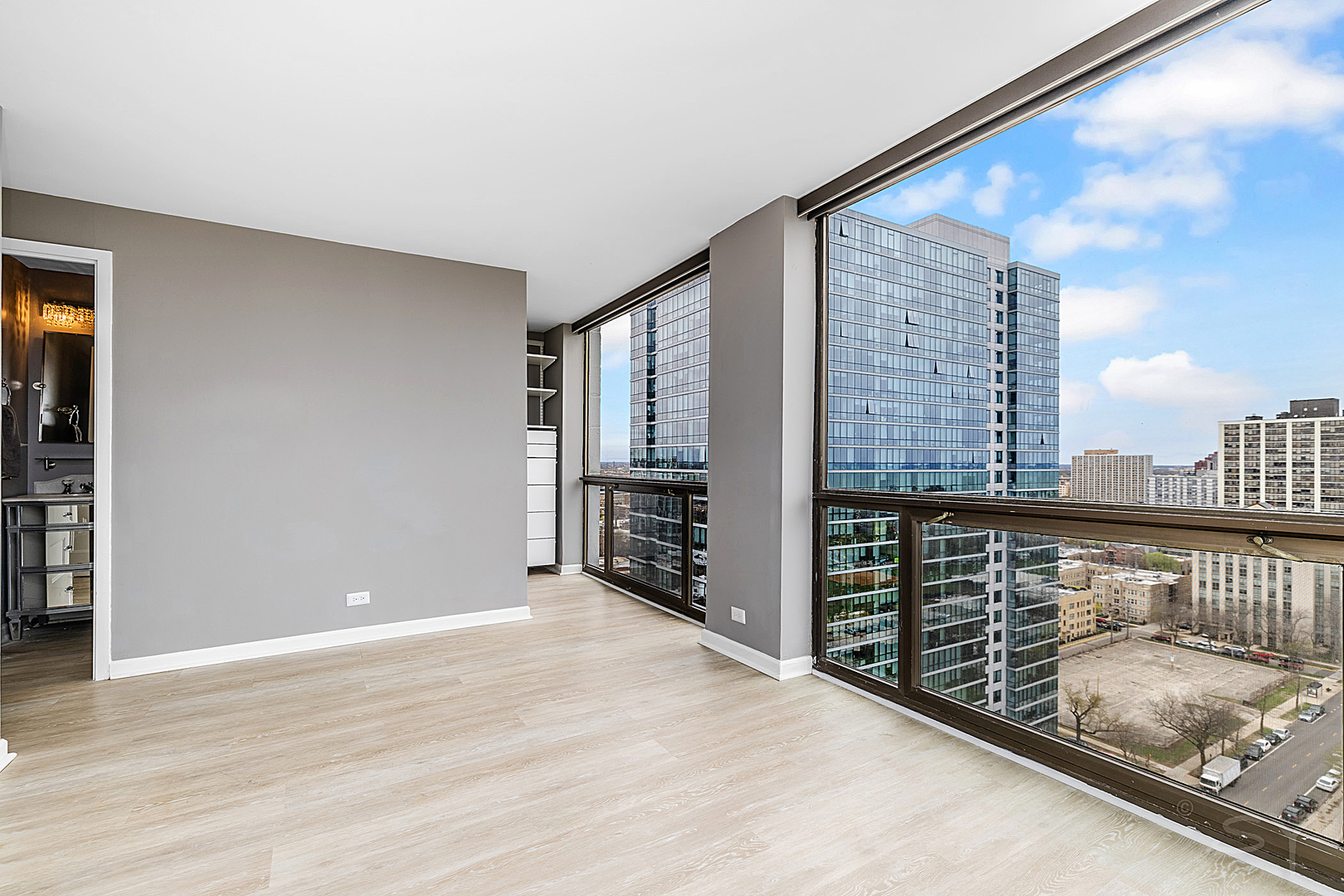 4343 N Clarendon Avenue Unit: 2016