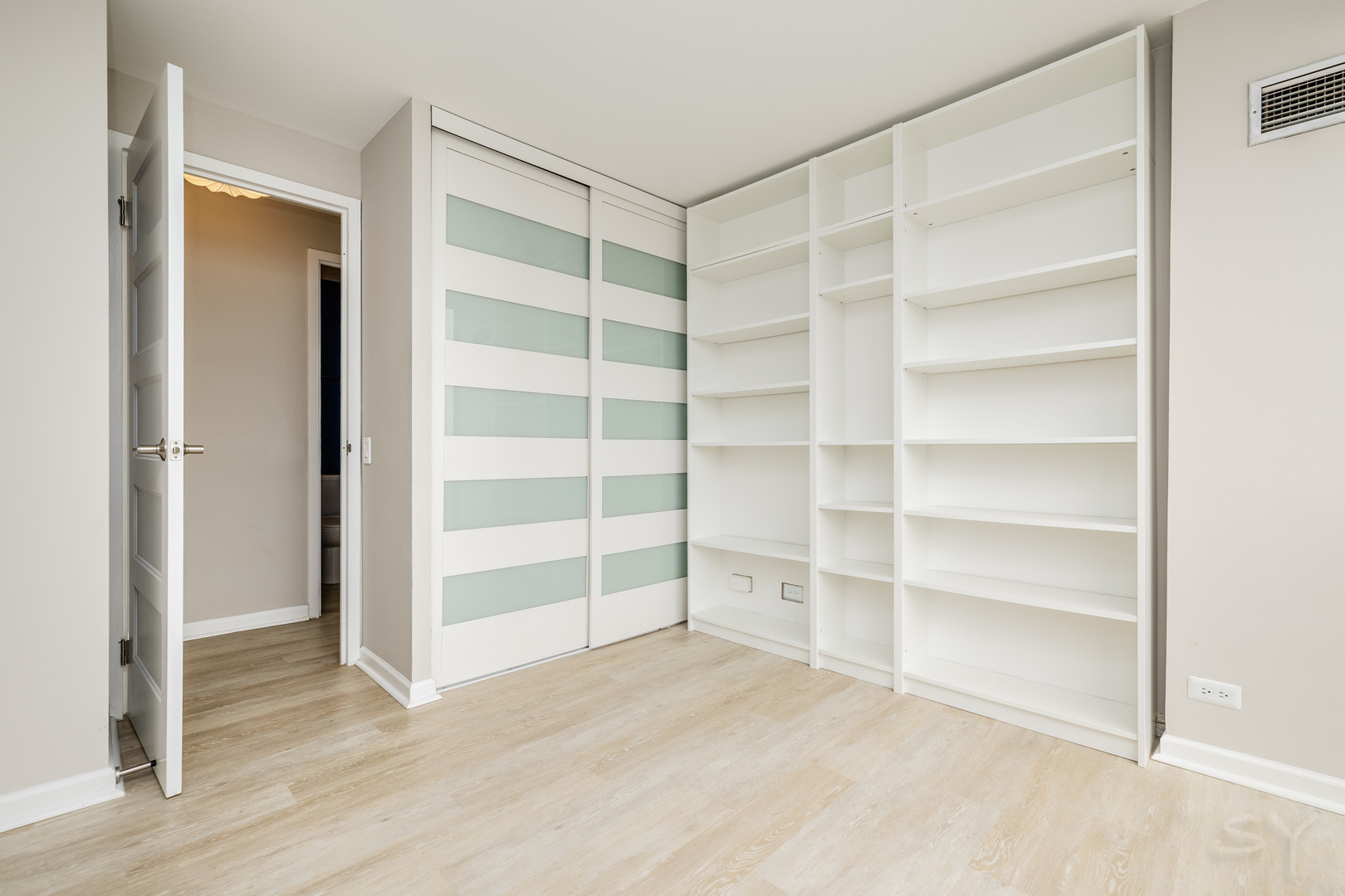 4343 N Clarendon Avenue Unit: 2016