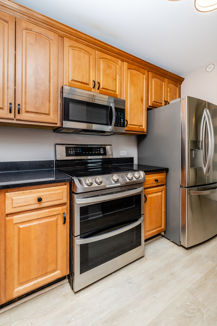 4343 N Clarendon Avenue Unit: 2016