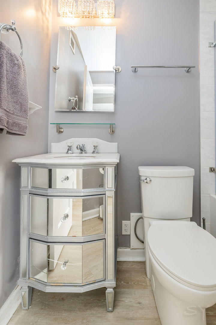 4343 N Clarendon Avenue Unit: 2016