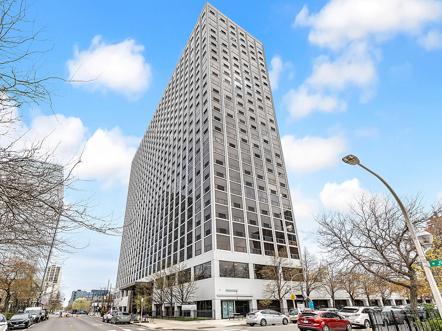 4343 N Clarendon Avenue Unit: 2016