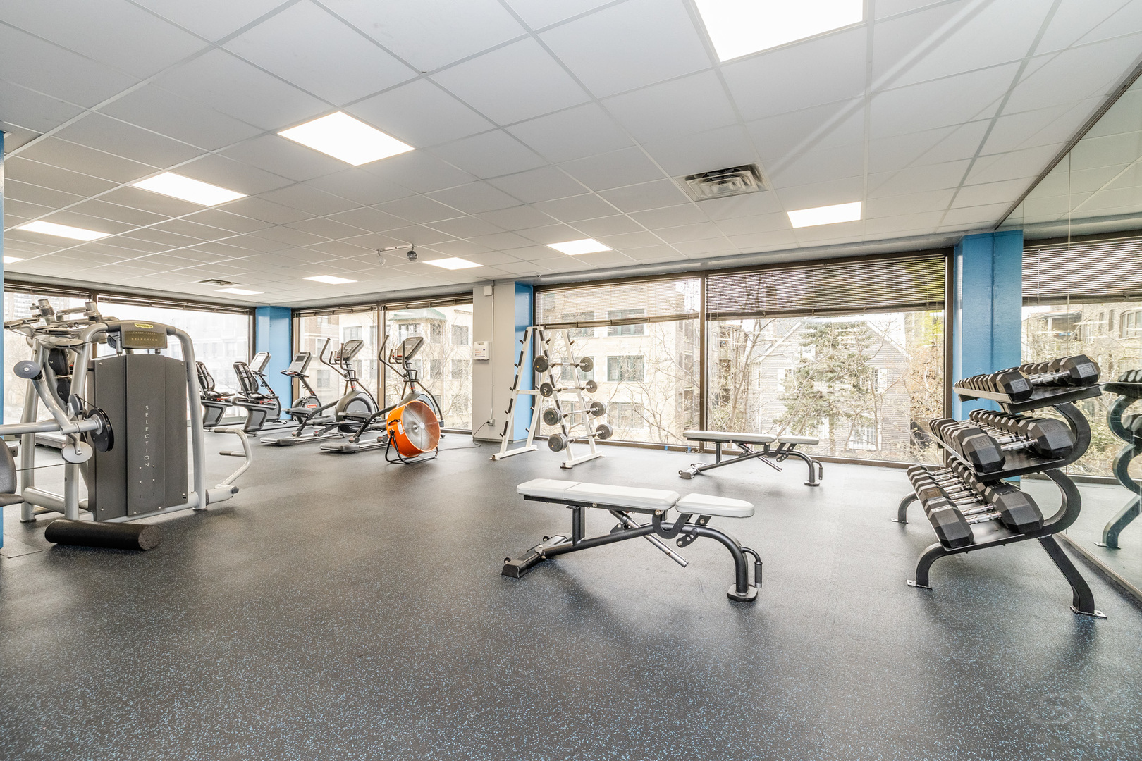 4343 N Clarendon Avenue Unit: 2016