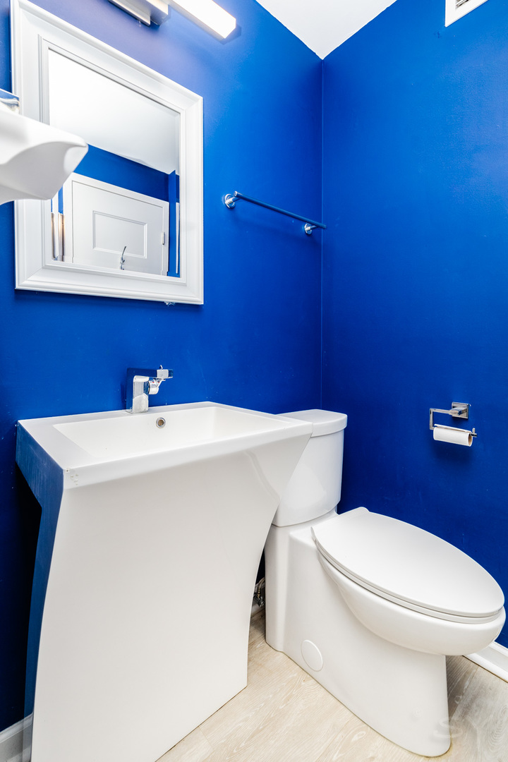 4343 N Clarendon Avenue Unit: 2016