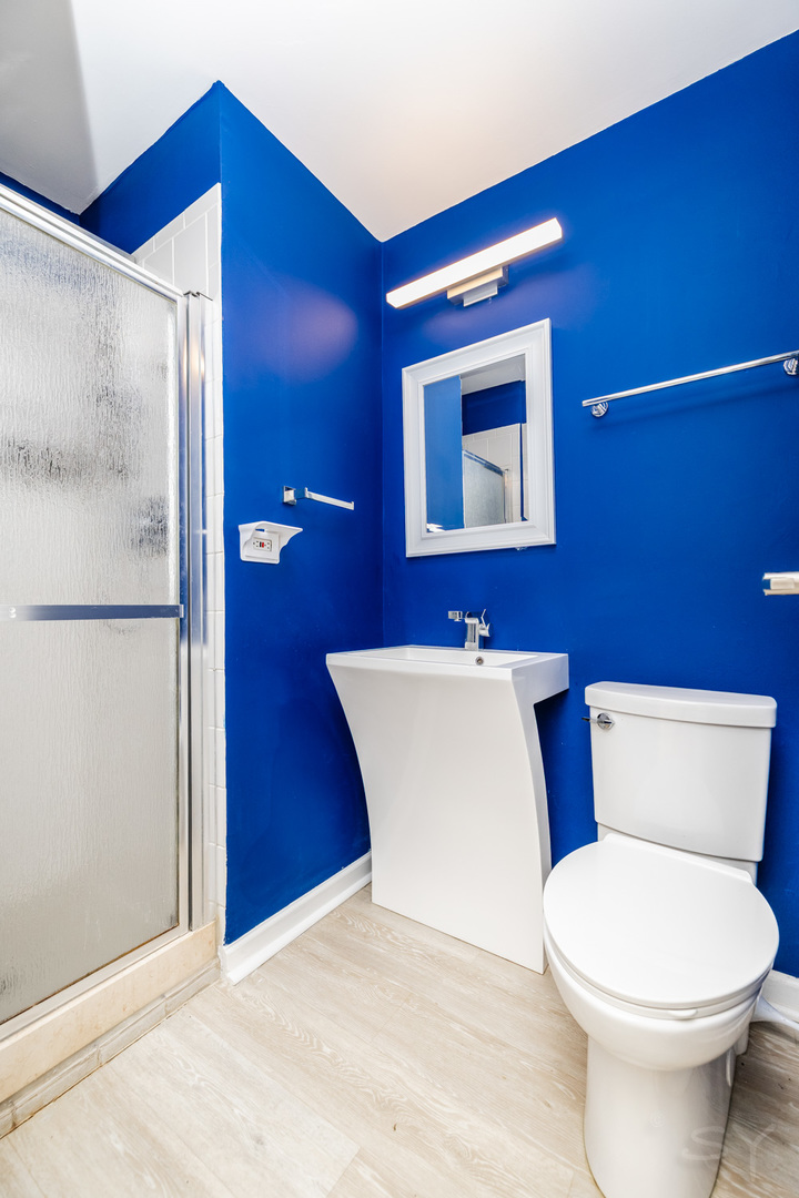 4343 N Clarendon Avenue Unit: 2016